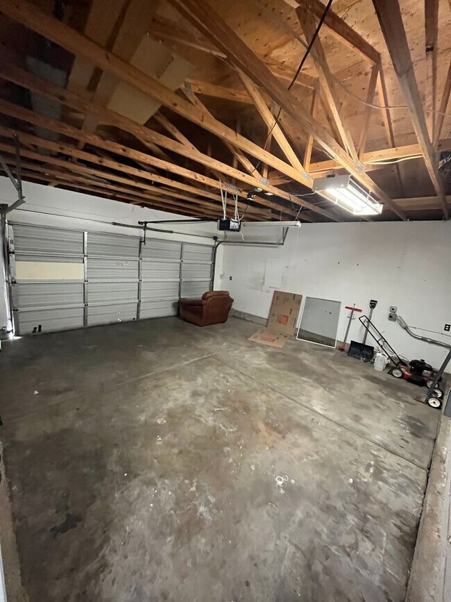 Building Photo - AVAILABLE NOW!! 4-Bedroom, 3-Bathroom Home Nestled in the Cotton Creek Neighborhood!
