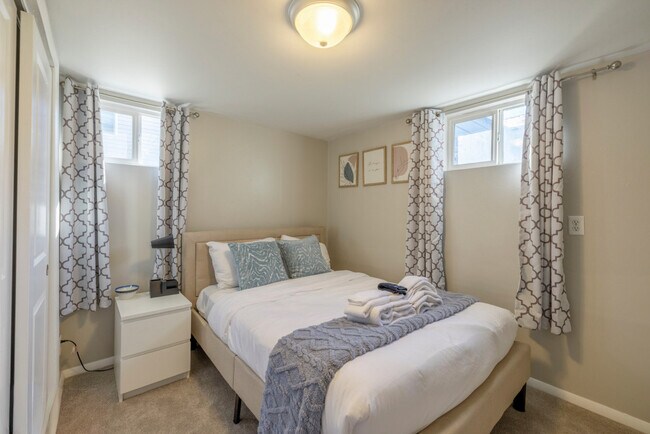 Building Photo - 356 E Utopia Ave