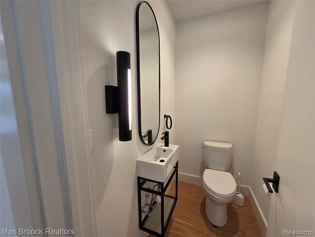 Building Photo - 1640 Bagley St