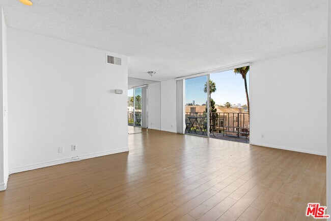 Building Photo - 100 S Doheny Dr