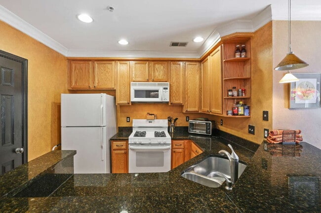 Building Photo - Spacious, Private AND Convenient 2-Level C...