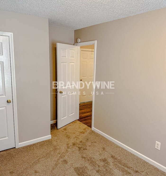 Building Photo - 6202 Hickory Ln Cir