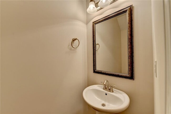 Building Photo - 2152 Greencrest Cir