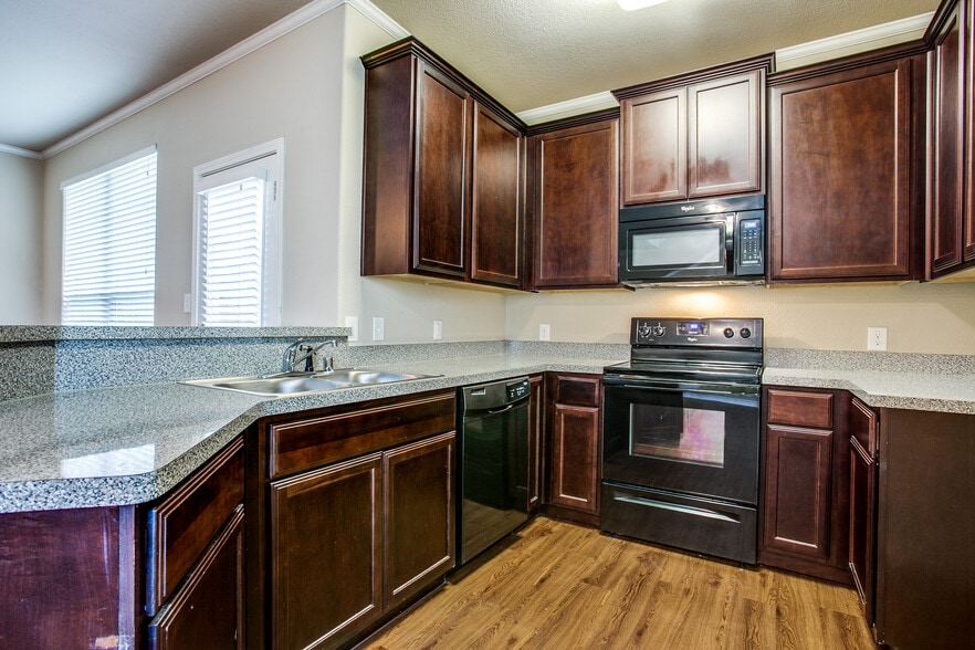 Building Photo - 417B Castleridge Dr