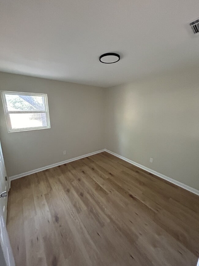Building Photo - "Charming 4-Bedroom Retreat with Granite T...