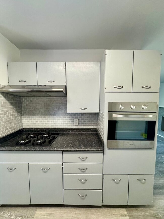 Building Photo - Beautiful & Welcoming 3 Bed/2 Bath Walking...