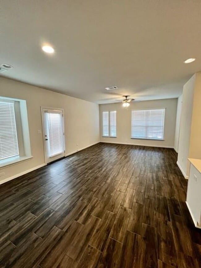 Building Photo - Beautiful Free standing Single Story Sorrento Condominium Home 3-2 with 2 car Garage / Pflugerville