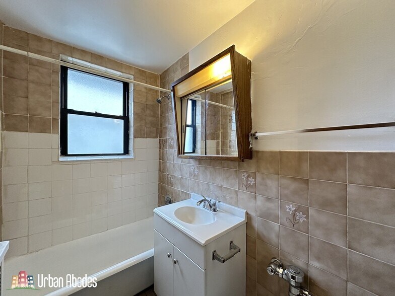 Building Photo - 727 W Belmont Ave