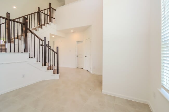 Building Photo - 9451 Vis Fls Trce