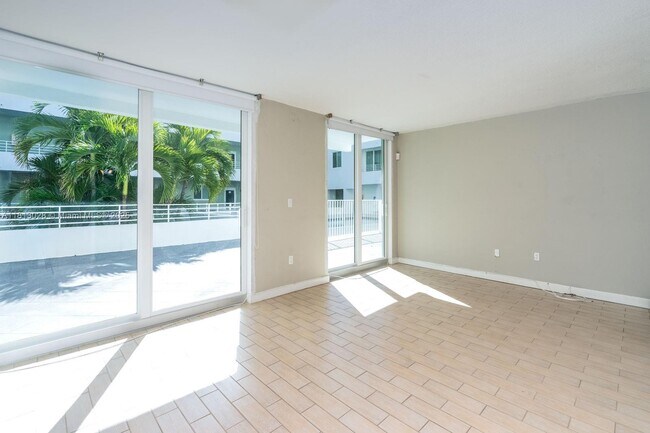 Building Photo - 7800 Collins Ave