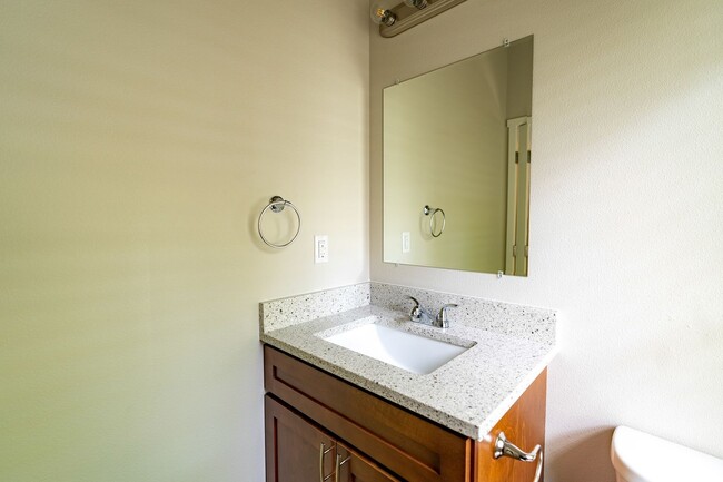 Building Photo - Beautiful 4 bedroom Duplex