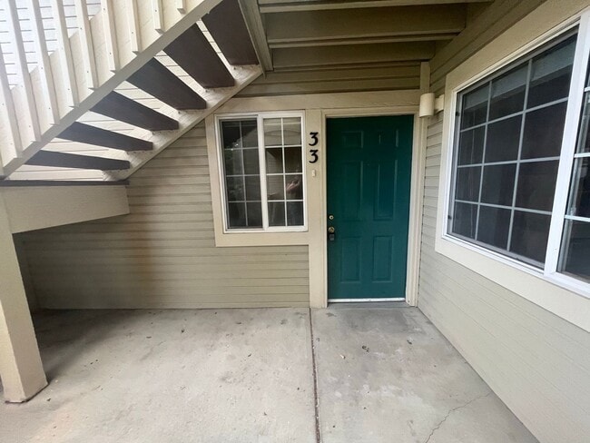 Building Photo - Great Condo Near Campus West