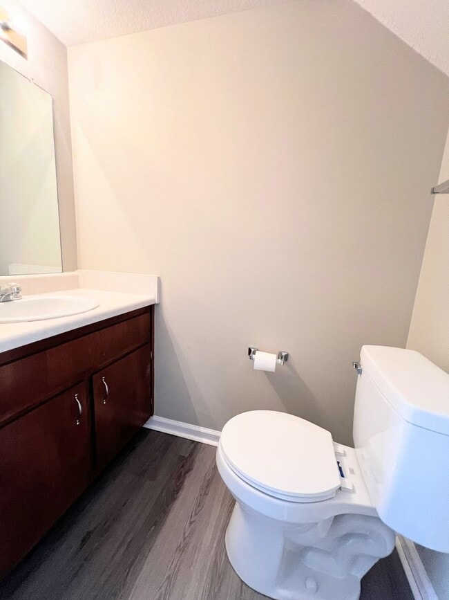 Building Photo - 2 Bedroom 1.5 Bathroom Townhome!!!