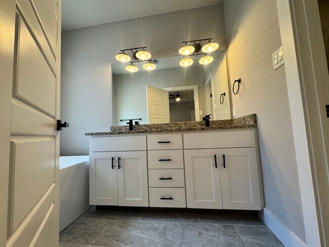 Building Photo - For Rent – 100 Brooklyn Dr, Canyon Lake, T...