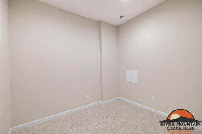 Building Photo - Charming Townhome with Garage and Bonus Room