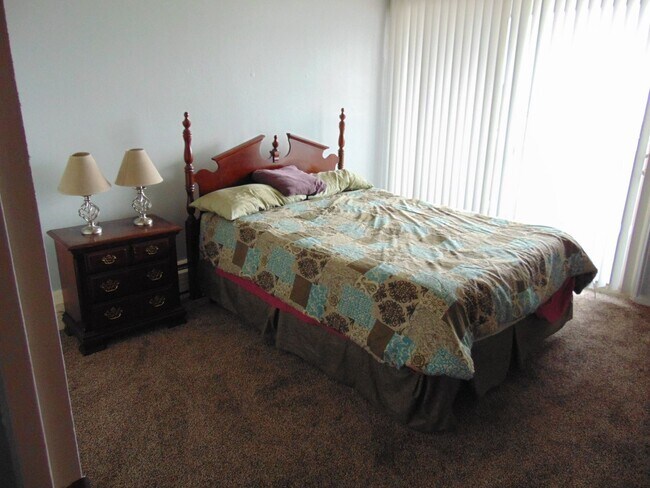 Building Photo - Spacious 1 bedroom Condo in Governor's Par...
