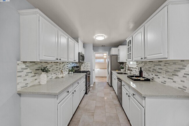 Building Photo - 2438 Upland Dr