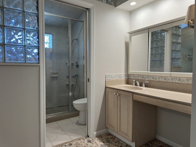 Building Photo - 1920 E Peachtree Dr