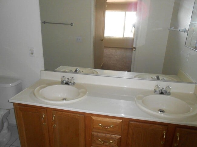 Building Photo - Spacious 2 Bedroom Condo in Gated Community near Eastern/Tropicana