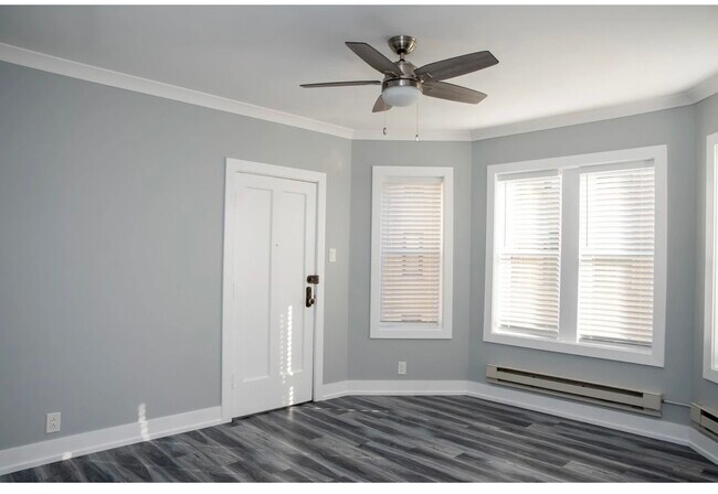Building Photo - 3821 N Greenview Ave