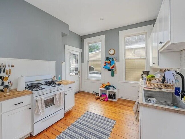 Building Photo - 907 Columbia St