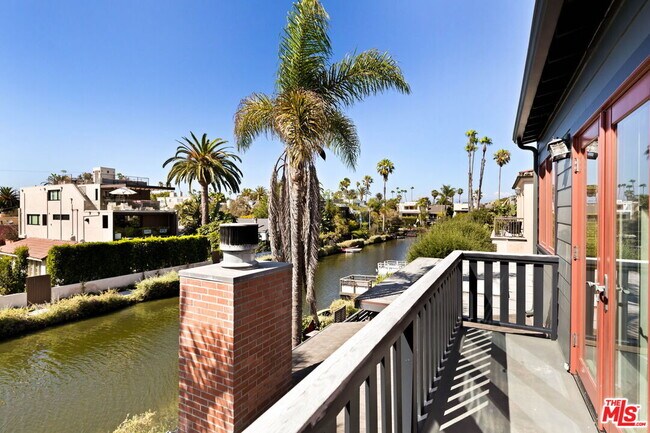 Building Photo - 432 Howland Canal