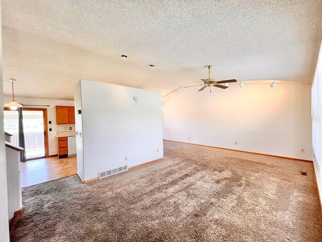 Building Photo - Spacious 4 Bed 3 Bath Home with 2-Car Atta...