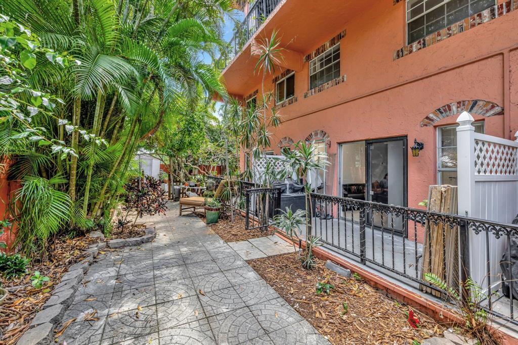 Building Photo - 640 Tennis Club Dr