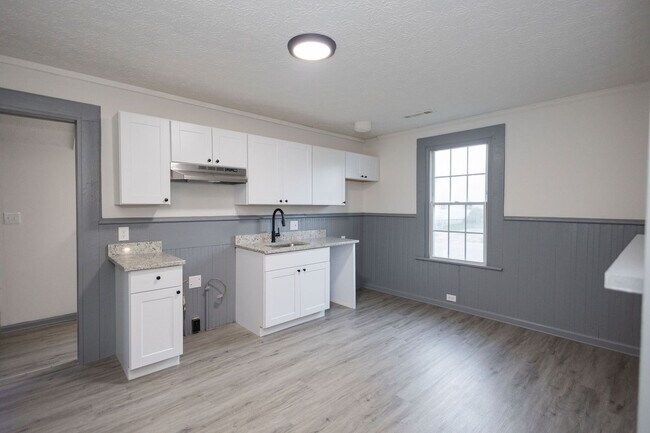 Building Photo - Modern 2BR Upgrade Near Downtown – Move-In Ready + $500 Off!