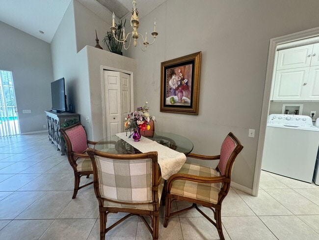 Building Photo - 4 Bedroom 2 Bathroom + Den - Large Garage and  Heated  Pool!