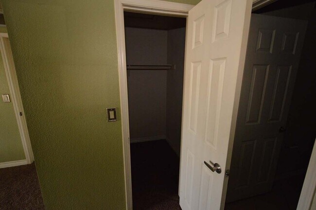 Building Photo - 2nd Floor Condo in a Gated Community