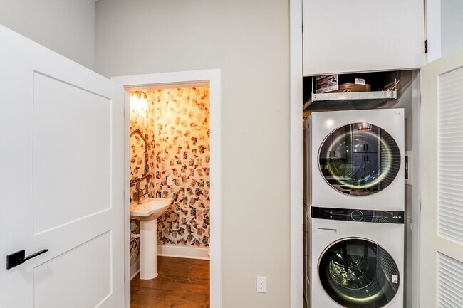 Building Photo - SouthEnd Luxury + Included Utilities (Gas,...