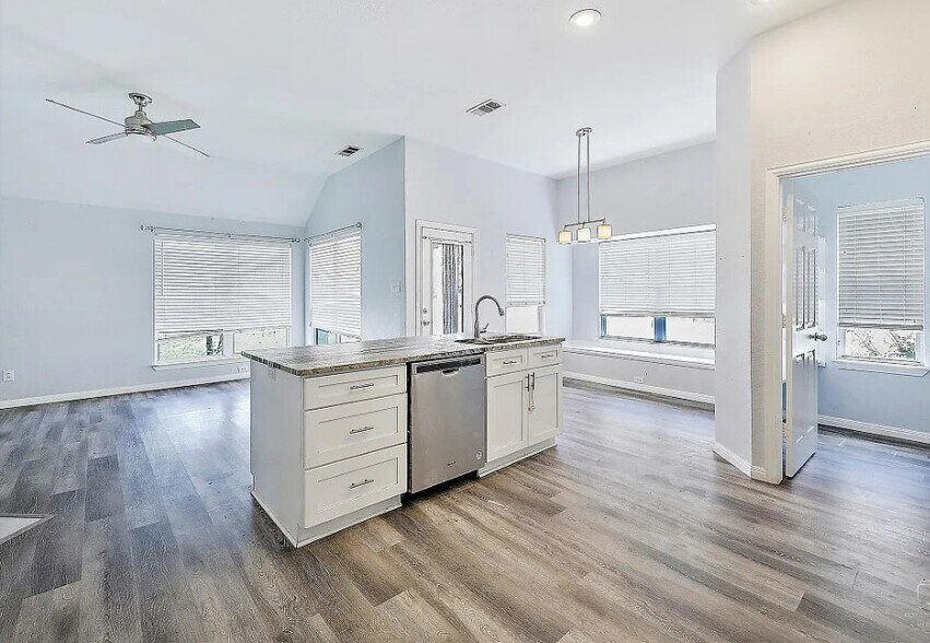 Building Photo - 509 Creekside Dr