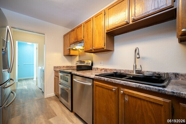 Building Photo - $2,800/ 2 Bed/ 1 Bath/ 2 Parking Hidden in the Heights - Your Private Green Escape on O'ahu