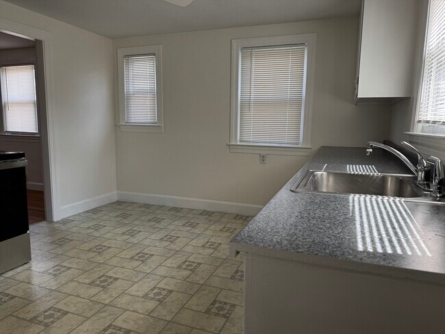 Building Photo - 173 Pleasant St