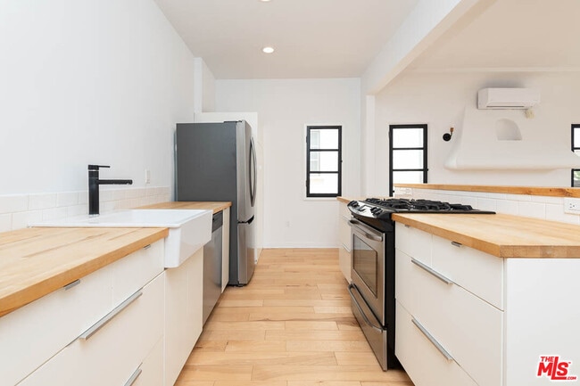 Building Photo - 414 N Curson Ave