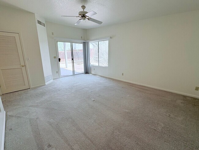 Building Photo - Spacious 2bd/2bath + Den home in gorgeous community (there's a lake!)