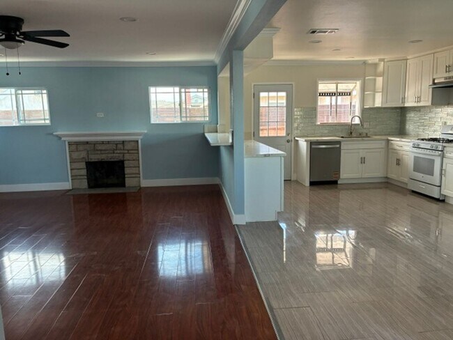 Building Photo - 5 Bedroom 4 Bath House in Garden Grove