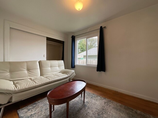 Building Photo - Great 2 Bedroom 1 Bath Home Near the Heart...