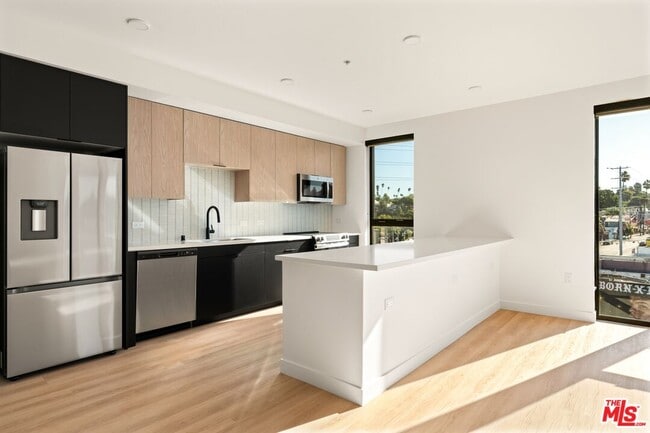 Building Photo - 3004 W Sunset Blvd