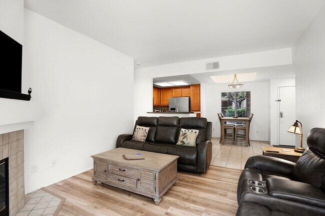 Building Photo - Stylish Furnished 2BR/2BA Condo with Resor...