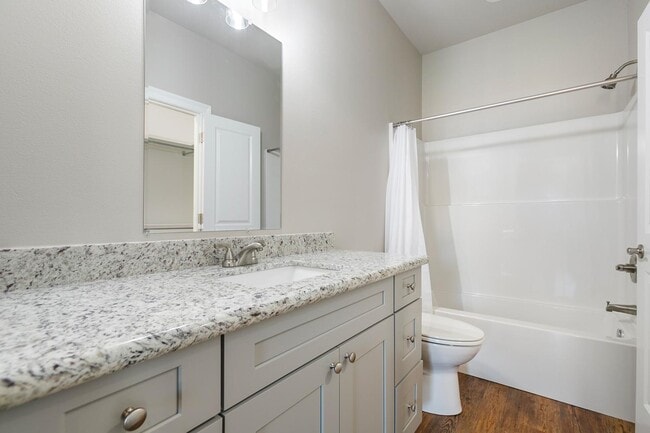 Building Photo - 518 Main St