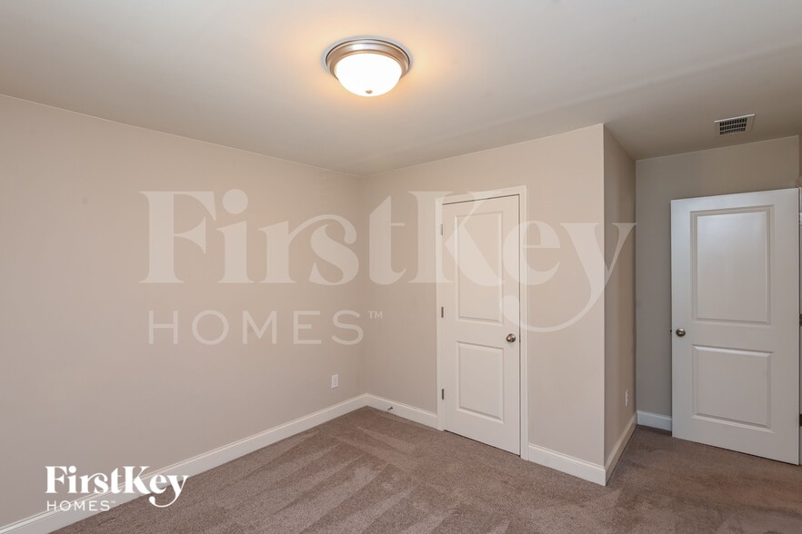 Building Photo - 9147 Marion Oaks Dr