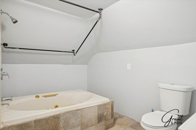 Building Photo - 1613 Virginia Park St