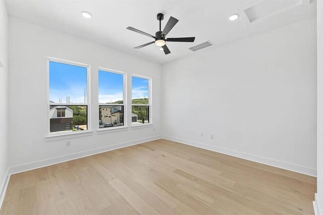 Building Photo - 110 Pennybacker Ln