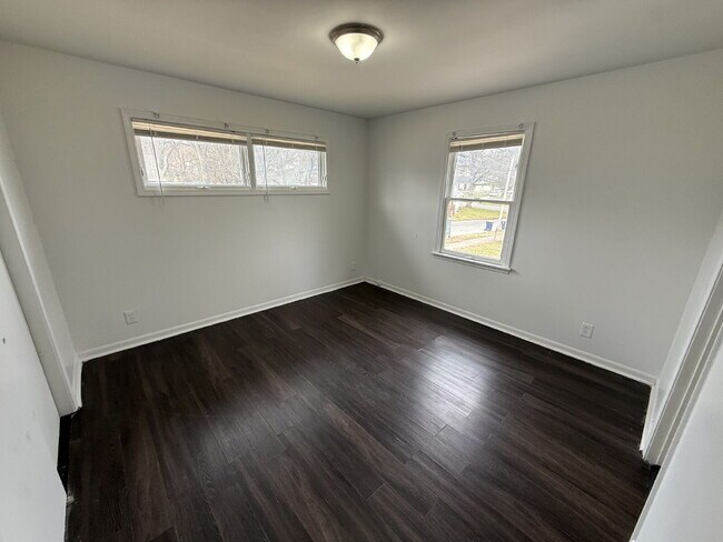 Building Photo - **READY NOW** 4 Bedroom/2 Bath Home In KCMO