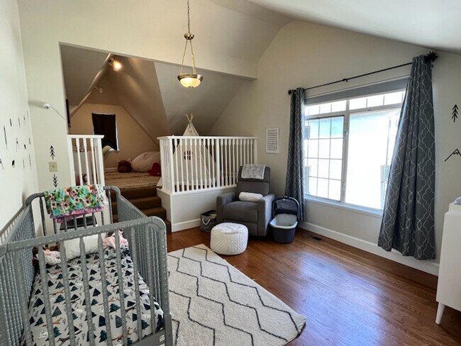 Building Photo - Beautiful, Spacious Rockridge Home!