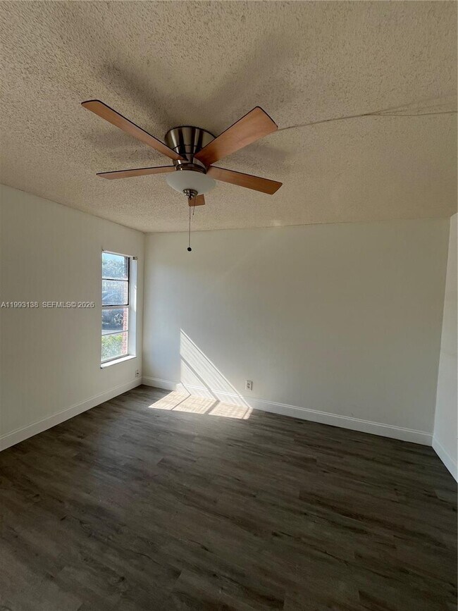 Building Photo - 1100 SE 4th Ave