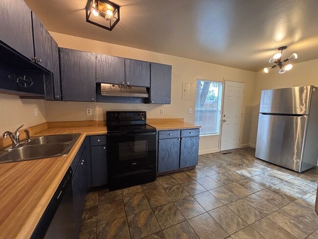Building Photo - 4 bed 1.5 bath Ranch Style Home with Basem...