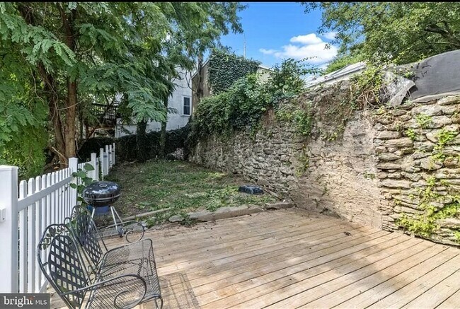 Building Photo - 214 Hermitage St